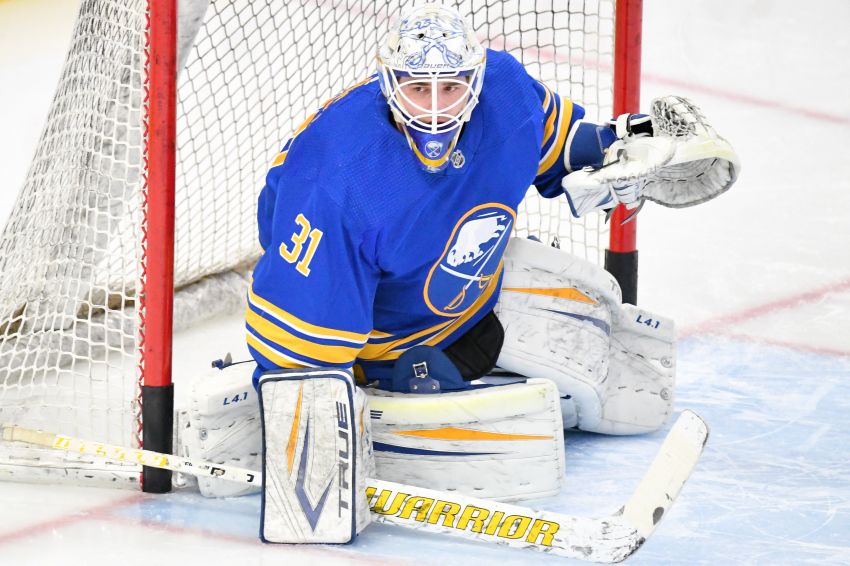 Sabres goalie Dustin Tokarski dedicates first NHL win since 2015 to late father